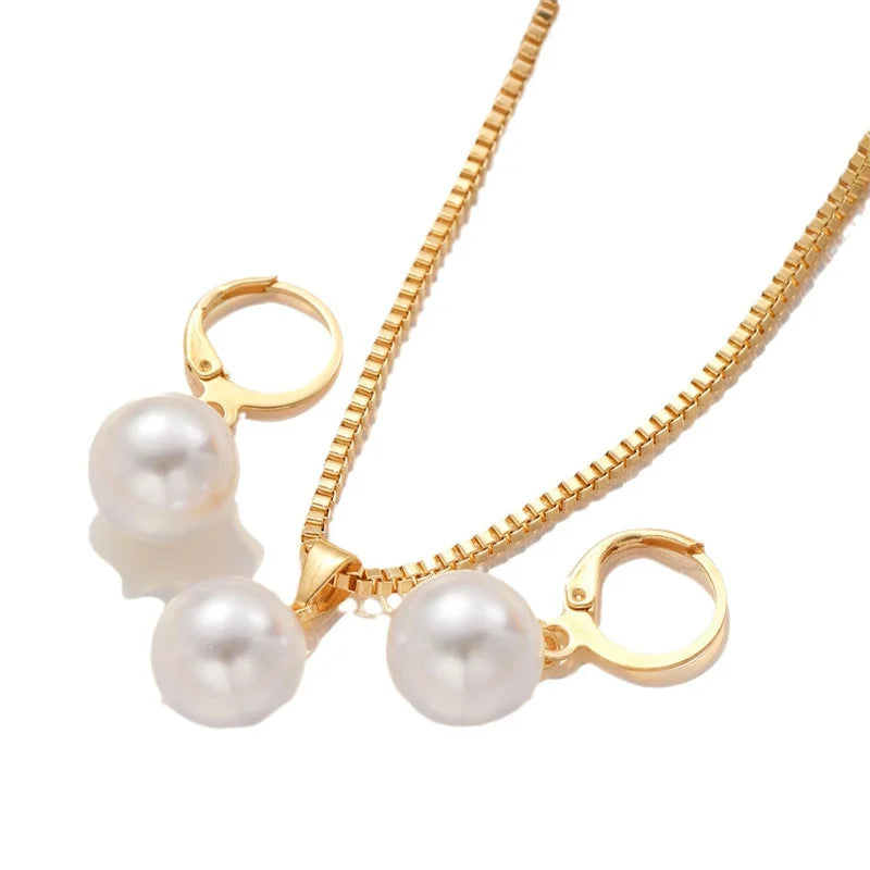Set de Joyería con Perlas – 3 Piezas para Mujer (Aretes + Collar con Dije)