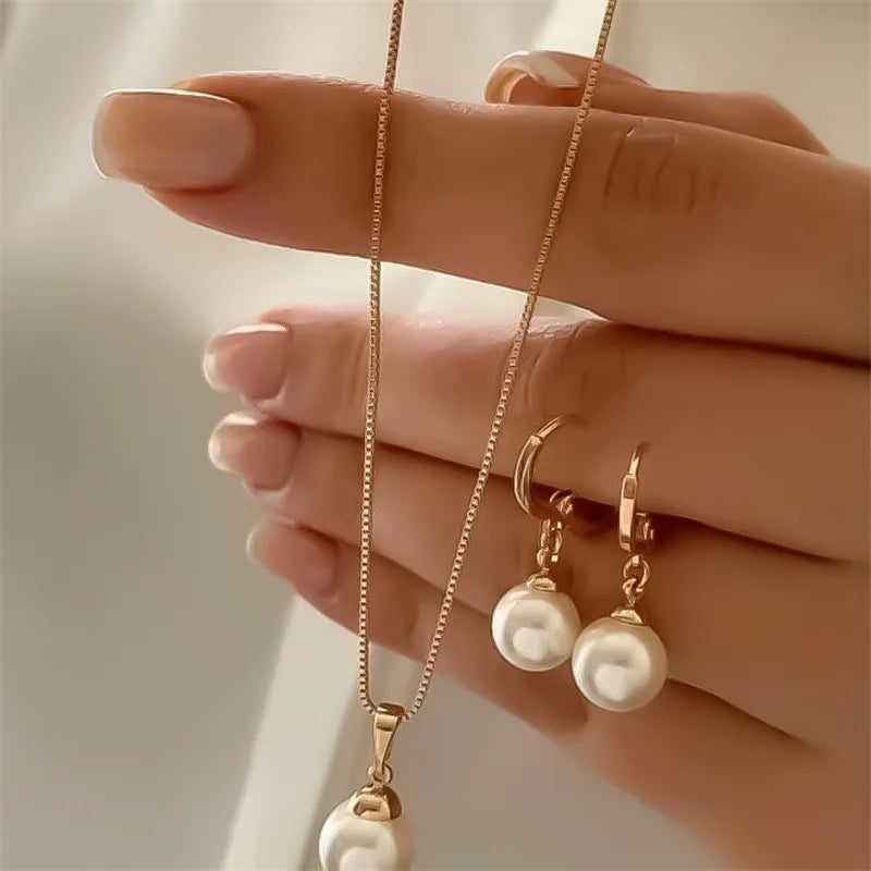 Set de Joyería con Perlas – 3 Piezas para Mujer (Aretes + Collar con Dije)
