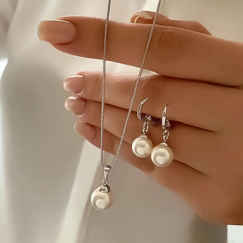 Set de Joyería con Perlas – 3 Piezas para Mujer (Aretes + Collar con Dije)