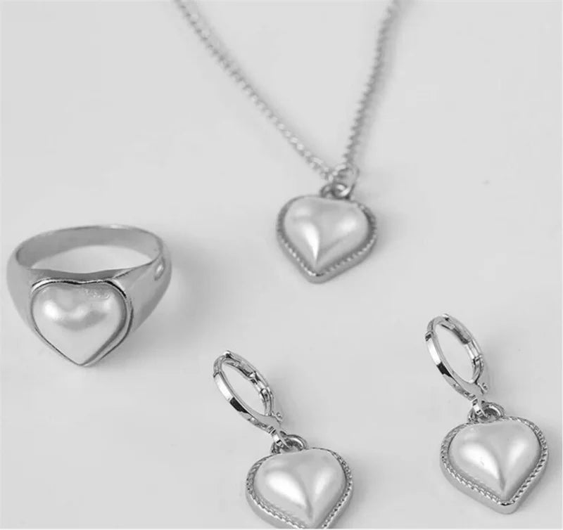 Set de Joyería con Perlas – 3 Piezas para Mujer (Aretes + Collar con Dije)